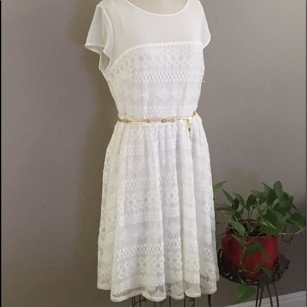 NWOT “Sharagano” White Lace & Mesh Neckline Dress